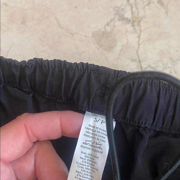 ALO Yoga women’s Athletic pants  in black - Picture 2 of 2